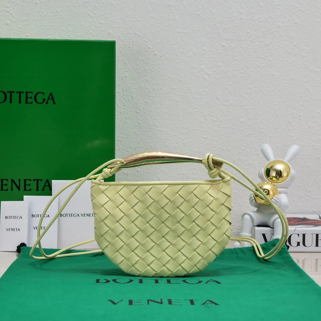 Batch 1216 BV Mini Sardine is coming‼ ️Super high-end, stainless steel hardware + 24k real gold plating process, fish scales (concave and convex positions) are the finishing touch, the sardine bag that can be carried cross-body is completely beautiful to the heart. The metal element handle and weaving are perfectly combined to completely integrate the artistic sense and elegance and fashion. It is really like a work of art🏺The large size is elegant, the small size is exquisite and cute, a must-have item for fashionistas, and the details are perfectly reproduced. Style number: 6680# Size 20*12*2.5